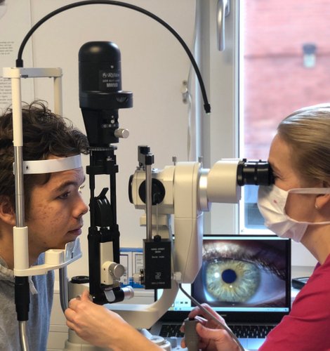 Jaroslawa Cederblad fd Lauer undersöker patient med ögonmikroskop på ögonmottagning på StarrMedica Ögonklinik
